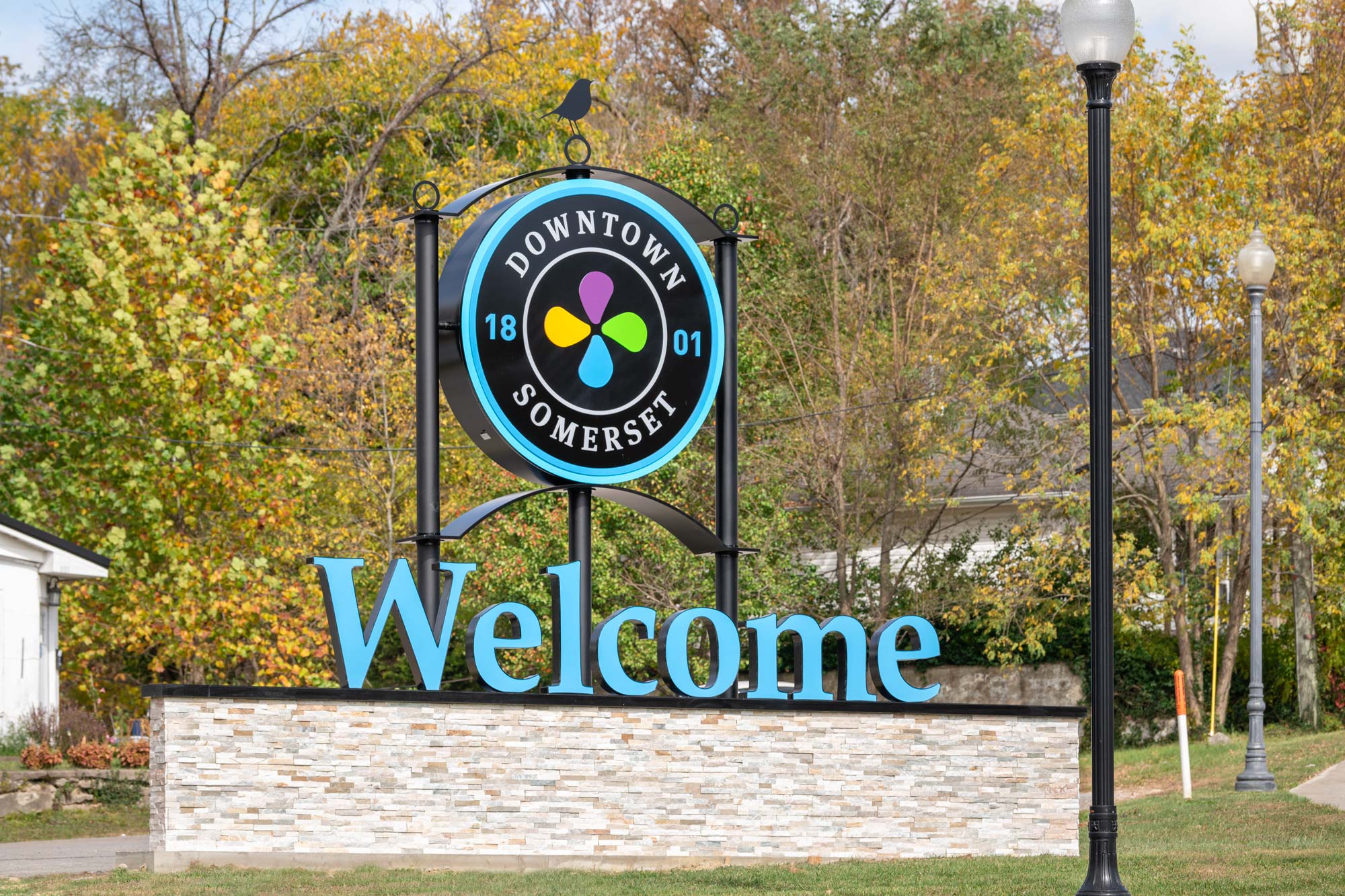Welcome to downtown Somerset sign made of stone and metal.