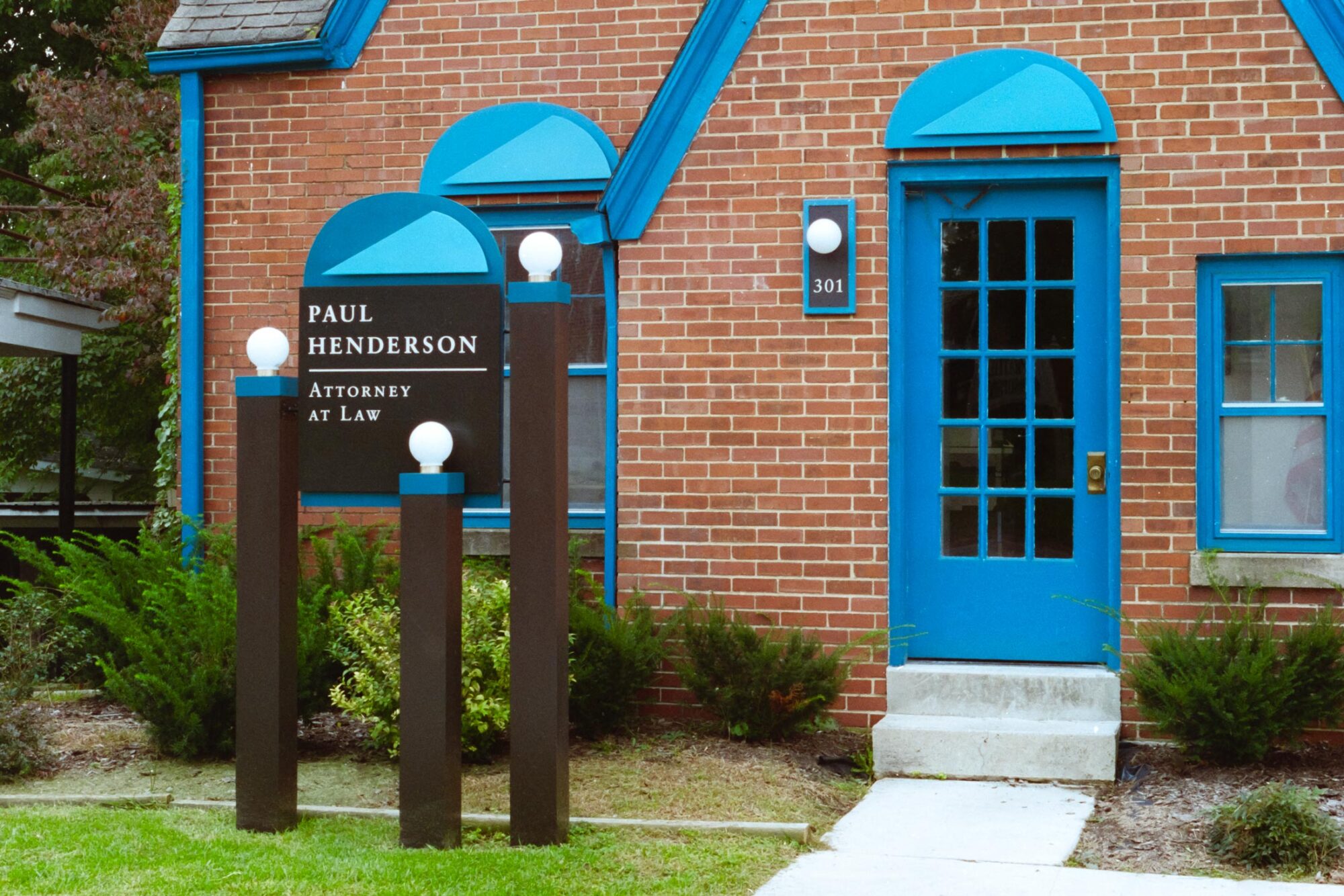 Paul Henderson Attorney exterior sign